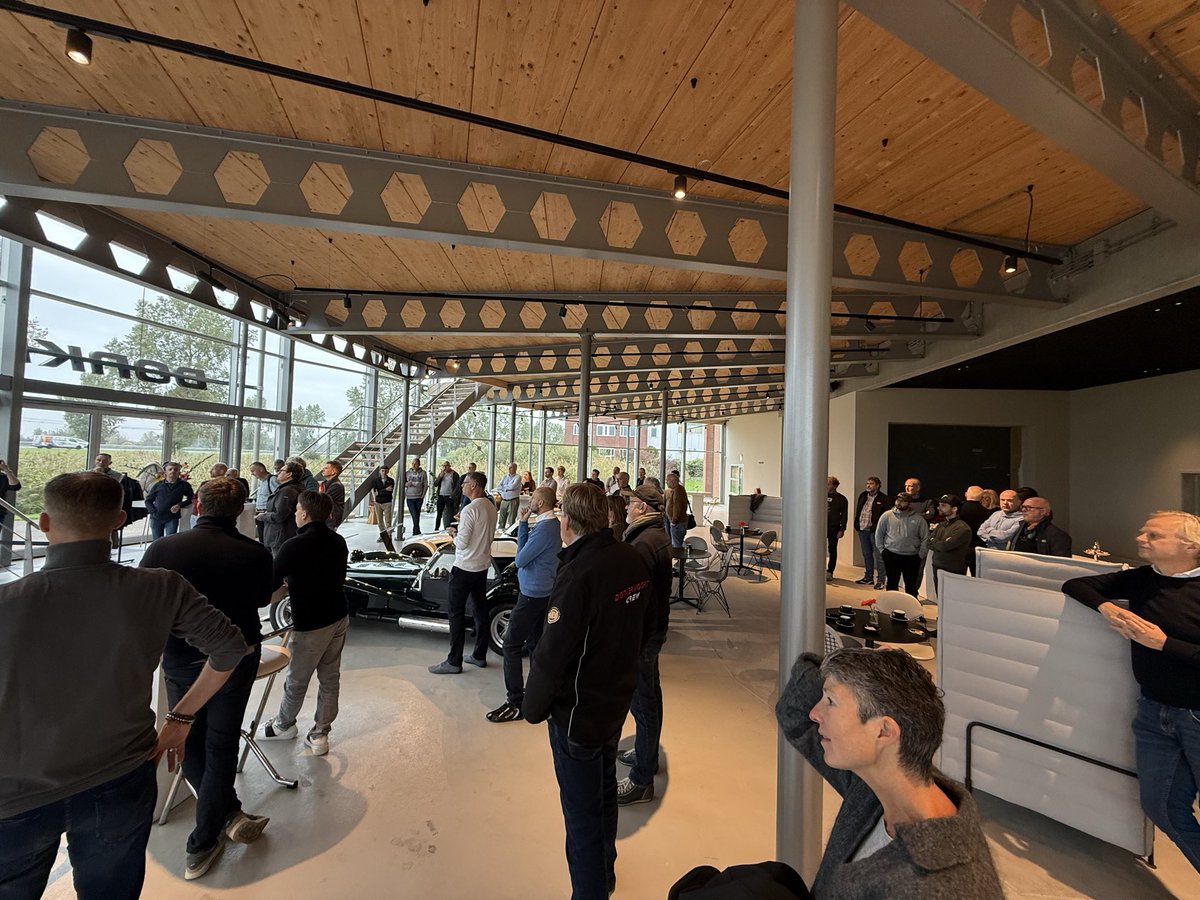 Vandaag waren we met de leden van de Donkervoort Club als stijlvolle seizoensafsluiter te gast bij het atelier van Donkervoort in Lelystad. Daar kregen we een uiterst exclusieve deep dive in de techniek van de aankomende #Donkervoort P24 RS.