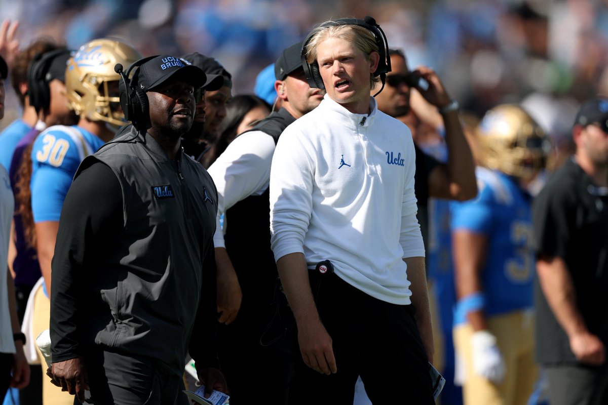 GavinCarlson_'s tweet image. #UCLA&apos;s offense at halftime this season

Pre-Jerry Neuheisel
- 7 points
- 3 points
- 7 points
- 3 points

w/ Jerry Neuheisel
- 27 points (No. 7 Penn St)
- 24 points at Michigan State
...again, at HALFTIME

The Bruins have their new offensive coordinator. Get it done NOW 💰