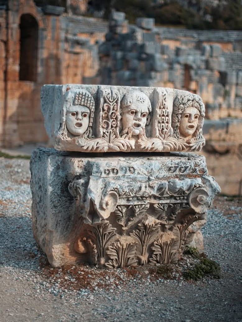 Bu eser, günümüz Türkiye’sinde yer alan antik Likya kenti Myra’dan kalma bir mimari parçadır ve MÖ 4. yüzyıla tarihlenir. Roma tiyatrosuna ait olan bu taş, kentin Hellenistik ve Roma dönemlerindeki kültürel zenginliğini yansıtan önemli bir örnektir.

Aşınmış kireçtaşından oyulmuş