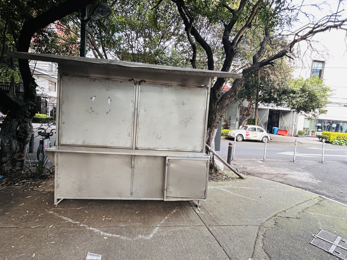 ivanmaya's tweet image. ⁦@SSC_CDMX⁩ ⁦@UCS_GCDMX⁩ ⁦@BJAlcaldia⁩ buenos días por favor su apoyo para retirar este puesto en la esquina de división del norte y magdalena, además de estorbar es ilegal. Gracias