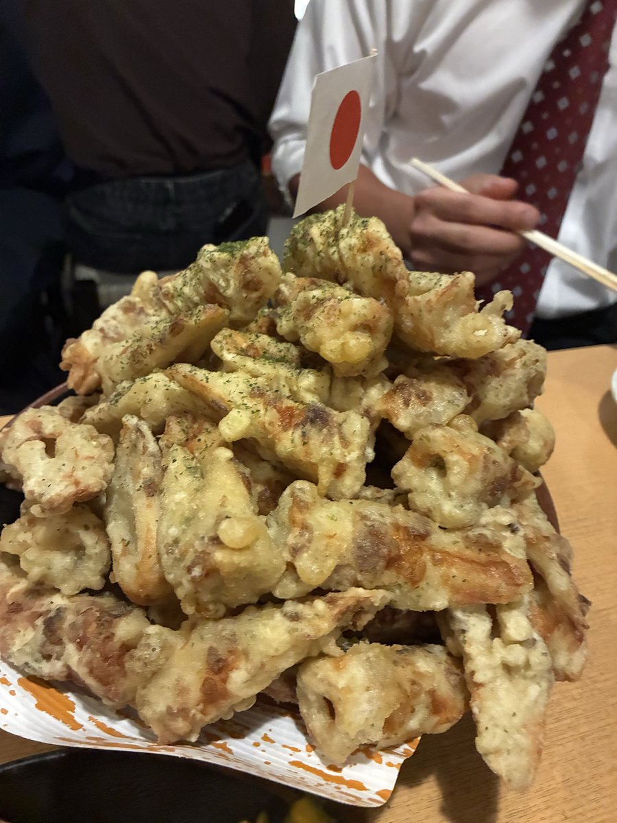 KAZ_shiozaki's tweet image. たった3人で飲んでるのに、締めの一品で学生が磯辺揚げ15本(30個)オーダーして修羅場に