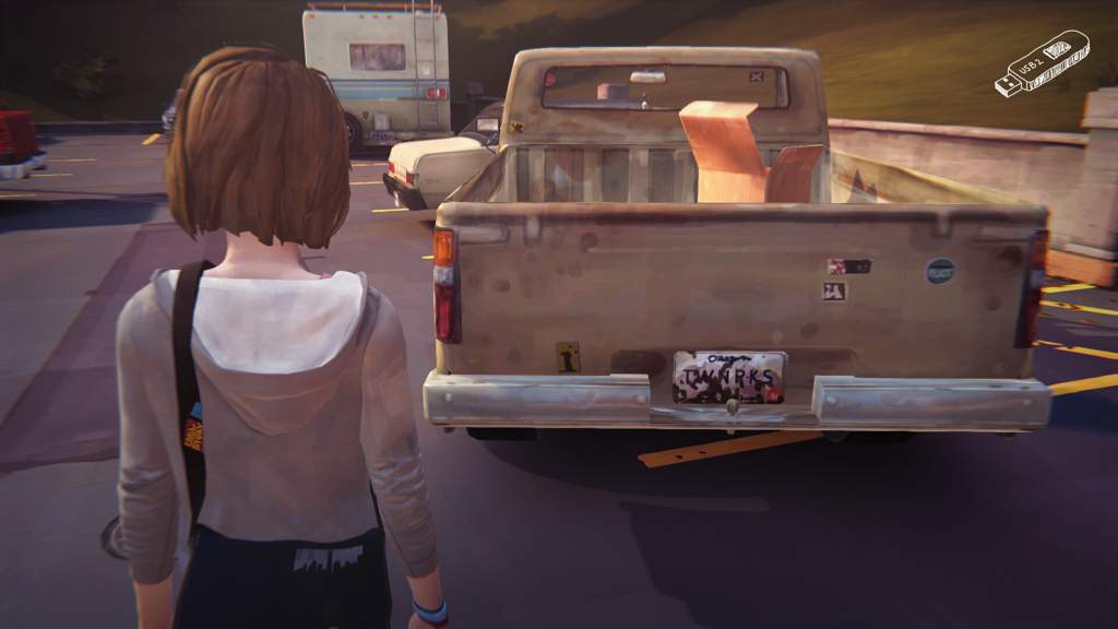 KonixInteract's tweet image. Saviez-vous que dans Life is Strange, certaines plaques d’immatriculation sont de véritables clins d’œil à des séries cultes ? :

✨ “TWN PKS” → Twin Peaks
✨ “B R K B D” → Breaking Bad
✨ “THXFLS” → The X-Files

👉 Vous les aviez repérés ?