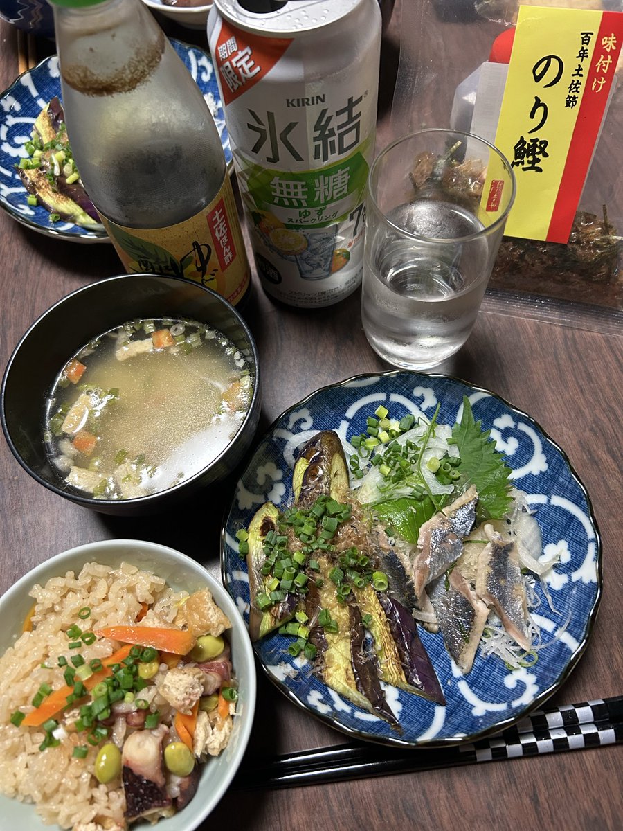 yamadanokouchan's tweet image. マルナカ野市店でも「さんまの刺身」
今日は炙って食べる 焼き茄子と共に
#マルナカ野市店 #氷結無糖ゆずスパークリング

あとたこめし作って食った♪