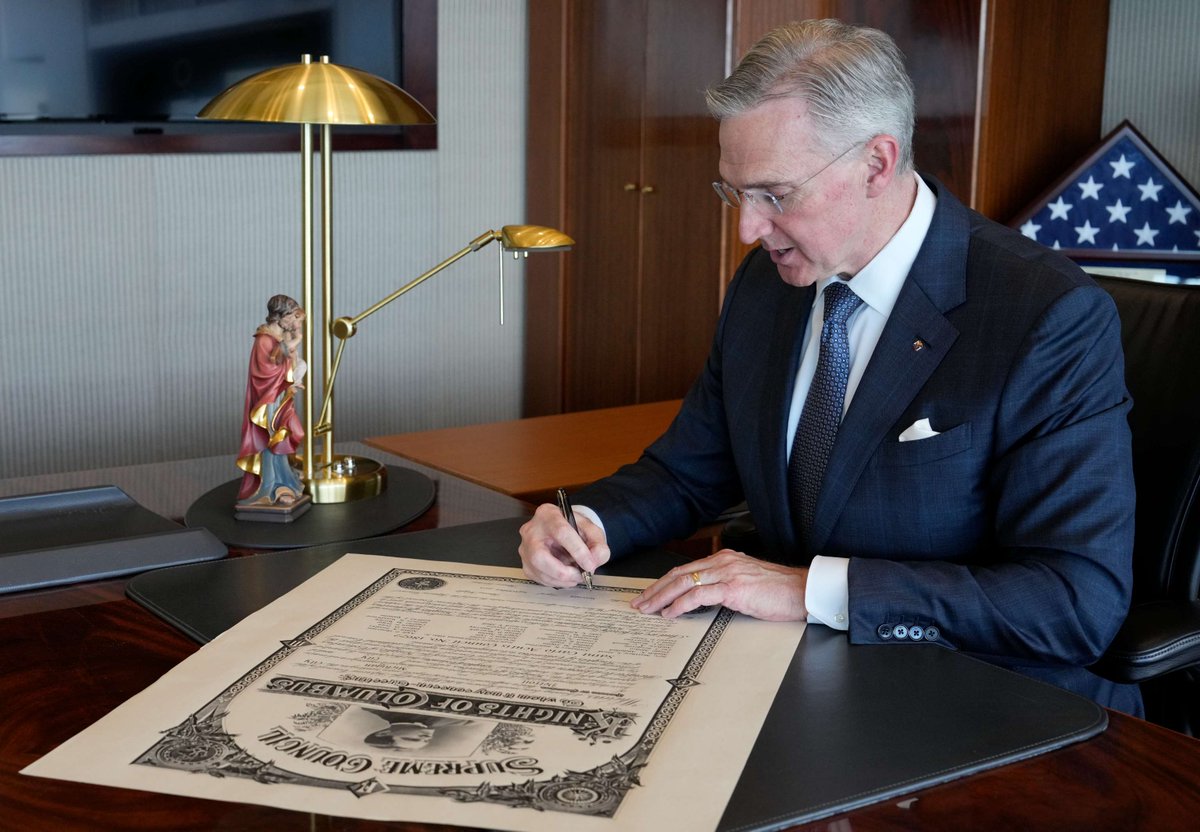 A historic moment for the Knights of Columbus! ✍️ 

Supreme Knight Patrick Kelly officially signed the charter for the newly-formed St. Carlo Acutis Council 18672 in Detroit. 

This vibrant college council, rooted in Detroit Catholic Campus Ministry and serving students at Wayne