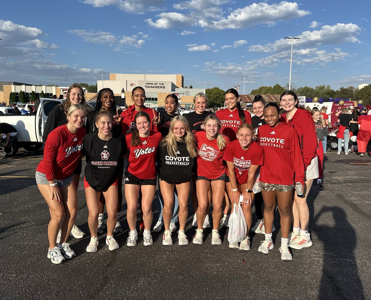 We’re Parade ready! Happy D-Days Yotes! 🐾

#GoYotes x #WeAreSouthDakota