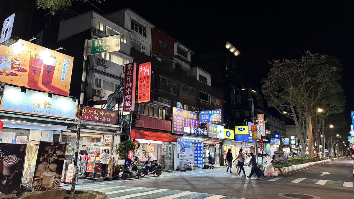 平時都沒注意
林口長庚前的飲料店也太多了吧😳
直接原地驚呆….
（剛剛經過拍的～ https://t.co/WsRFZq0wku
