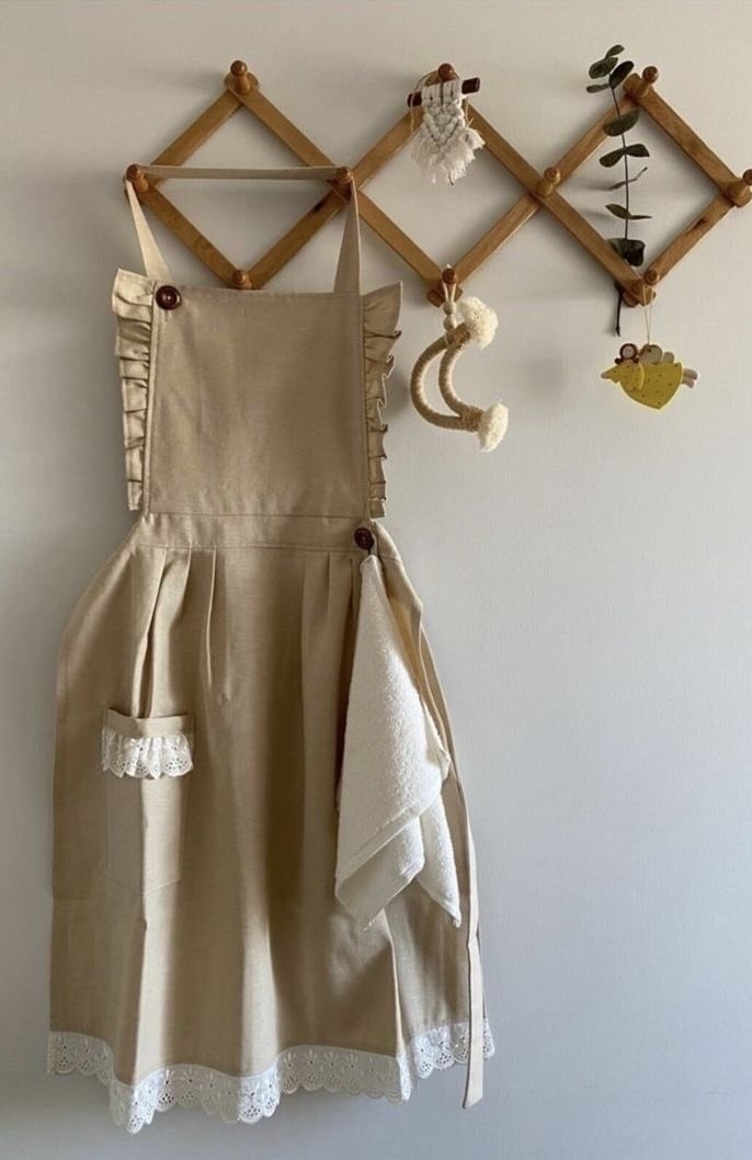 마키마 진짜 이런 앞치마 입고 쉬는 날 집에서 혼자 사부작 사부작... 티라미수 만들엇을 거 생각하니까 함박웃음이 주체가 안 되네ㅠ진심 모에력 개에바야