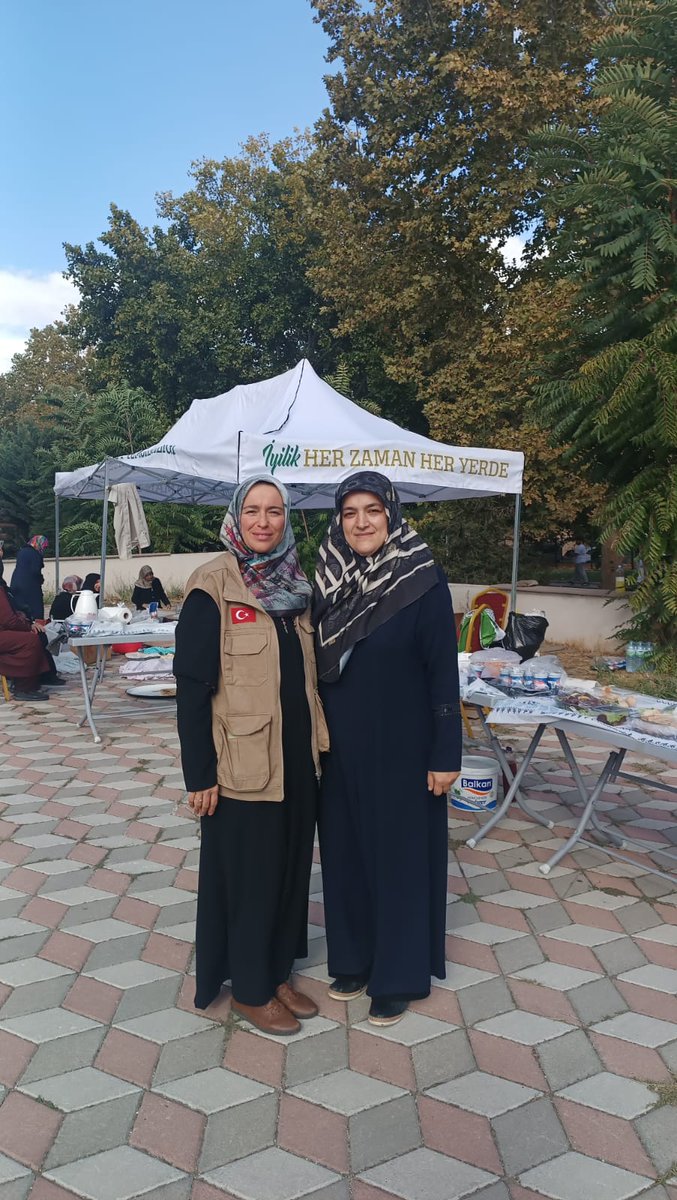 İHH Etimesgut Temsilciliği tarafından düzenlenen Hayır Çarşısını ziyaret ettik.
Hanım kardeşlerimizin hazırladıkları el emeği, göz nuru çeşit çeşit hamur işi ve elişi ürünlerin bulunduğu sergiyi gezdik. 
Rabbim yapılan hayır ve hasenatları dergah-ı izzetinde kabul etsin.