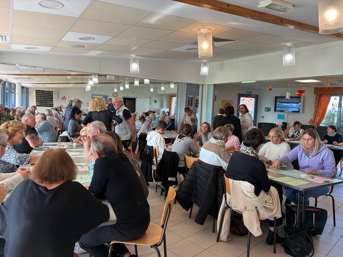 🇫🇷 Beaucoup de monde au loto du Club des Séniors de #bleriotplage. Bon après-midi aux joueurs !