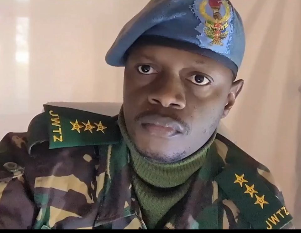 Huyu ni Captain Tesha kutoka Air Force yaani Kikosi cha Anga - hii iko confirmed
Leo amekuwa shujaa wa Taifa kwa sababu ya ushauri alitoa na ukweli wote aliosema!
Asante Captain na Mungu akubariki maana najua uta suffer consequences lakini umeamua kuwa jasiri na kusema ukweli