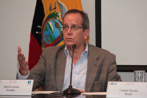 AlbertoAcostaE's tweet photo. Publicada en Rebelión
Entrevista a Alberto Acosta: expresidente de la Asamblea Constituyente de Montecristi, realizada por la redacción del Diario El Universo
«NOBOA QUIERE CONCENTRAR TODAS LAS INSTANCIAS DE PODER»

Acosta reflexiona   sobre las intenciones del presidente Daniel Noboa al plantear una   consulta popular para que la gente decida si quiere una nueva que   redacte otra constitución. Cree que busca concentrar el poder; eliminar   derechos importantes, como los de los pueblos y nacionalidades  indígenas  y de la naturaleza; e implementar un modelo económico  privatizador y  “pro gran empresa”. Por eso, dice que impulsará el No en  el plebiscito.

Daniel Noboa logró que la Corte  Constitucional (CC) apruebe una  consulta para decidir sobre la  instalación de una asamblea  constituyente, esto pese a que había dicho  que la dejaba en “compás de  espera” para aprobar reformas con su  mayoría legislativa. ¿Qué piensa de  este cambio de opinión?

 Noboa como dice una cosa, dice otra. Ofreció respetar la no explotación   del Yasuni, no cumplió. Prometió no subir el precio de los  combustibles,  los subió. Ahora, al no poder controlar totalmente a la  Corte  Constitucional, en medio de la caída de su popularidad, incluso   presionado por la creciente y más que justificada protesta popular, opta   por disparar lo que parece, por lo pronto, su último cartucho: la   asamblea constituyente… tiro que bien le puede salir por la culata.

¿Cómo ve que la CC haya aprobado la convocatoria en un trámite flash?

 Noboa se salió con la suya. Atropelló la Constitución con la  complicidad  del CNE.  Luego, sin haber solicitado el dictamen  constitucional  previo, doblegó a la Corte Constitucional, que quedó  simplemente como  una oficina tramitadora de un par de cambios  puntuales. La Corte, al  menos en este punto, no pudo sostener su  posición como bastión del  Estado Constitucional de derechos y justicia.

¿Cuál cree que es el objetivo de Noboa con esta constituyente?

 El gran objetivo está a la vista, Noboa intenta cristalizar una serie  de  pretensiones restauradoras, profundamente conservadoras, de las   oligarquías, viejas y remozadas, que siempre estuvieron en contra de la   Constitución de Montecristi. Esos grupos saben perfectamente que, si se   aplica a cabalidad lo que el pueblo en las urnas aprobó en el 2008,  las  estructuras de dominación social y sus privilegios están en  peligro.  Noboa, además, lo ha demostrado hasta la saciedad, quiere  concentrar  todas las instancias del poder. Quienes creen que él va a  revisar el  presidencialismo o no va a buscar la reelección indefinida,  se equivocan  totalmente.

¿Hacia dónde apuntarían sus cambios constitucionales en la institucionalidad, los derechos, y el modelo económico?

 En su mira está desmontar o al menos debilitar los avances conseguidos   en el campo de los derechos humanos, colectivos, ambientales, de las   mujeres y las minorías sexuales, de la resistencia, y de la Naturaleza,   así como las garantías para su cumplimiento; han sido muy claros en   decir que hay que eliminar las acciones de protección de derechos.   También buscarán demoler los mecanismos de participación democrática,   como son los diversos tipos de consultas, para así, por ejemplo, forzar   los extractivismos, sobre todo el minero. Igualmente quieren instaurar   una economía-pro-gran-empresa, abriendo la puerta a la privatización   total de los sectores estratégicos, la salud, la educación, la seguridad   social; en esa línea vendrá una mayor precarización laboral con el   trabajo por horas. Volverán los arbitrajes internacionales. Intentaron   golpear al cooperativismo al querer forzar a cooperativas de ahorro y   crédito a que se transformen en bancos; así, estos grupos de poder,   demuestran su incomodidad con la visión constitucional de un sistema   económico social y solidario, con un creciente peso de la economía   popular y solidaria. Estos cruzados restauradores borrarán la   obligación, no cumplida, de normar el uso y acceso a la tierra que, como   toda propiedad, deberá cumplir la función social y ambiental;   obligación que prohíbe el latifundio y la concentración de la tierra,   así como el acaparamiento o privatización del agua y sus fuentes. Entre   otras muchísimas ambiciones conservadoras, estaría dar de baja el  Estado  Plurinacional e Intercultural, que, si bien no fue asumido en la   práctica, constituye un avance muy importante para las nacionalidades y   pueblos.

Noboa ha dicho, entre otras cosas, que la actual constitución no sirve para combatir a los grupos criminales. ¿Es así?

 Esa es una de las tantas falsedades que se repiten hasta el cansancio.   Con ese discurso el gobernante quiere confundir a la gente, cuando él  ni  siquiera ha sido capaz de controlar las cárceles peor disminuir los   altos índices de muertes violentas. El combate a los grupos criminales   se lo hace con políticas públicas integrales y no con reformas   constitucionales.

¿Cómo fue el proceso de redacción de la actual carta magna?

 Fue un proceso esencialmente democrático. La participación ciudadana   dentro y fuera de la Asamblea fue la norma. Se elaboró artículo por   artículo recibiendo aportes de todos los sectores de la sociedad. Fue la   Asamblea Constituyente más participativa y ciudadanizada de toda la   historia ecuatoriana; basta recordar que la anterior fue una asamblea   acuartelada. De esta manera se elaboró un proyecto de vida en común,   teniendo en la mira una sociedad igualitaria y libre, no un texto para   normar y mantener el status quo.

De ganar el Sí e instalarse la constituyente, ¿qué cosas de la actual constitución no deberían quitarse o cambiarse?

 En ese caso no consentido, no deben tocarse los derechos y las  garantías  reconocidos a pueblos, colectividades, individuos y a la  Naturaleza.  Para lograrlo sería necesario entrar al proceso  constituyente para  ampliar derechos y garantías, pero como eso se pinta  difícil, también  desde afuera, con asambleas constituyentes populares,  se puede impedir  cualquier retroceso de los logros plasmados en  Montecristi, resultado de  decididas luchas de la sociedad. Estamos  conscientes de que la tarea es  compleja, pasa por consolidar una gran  unidad democrática nacional, sin  caudillos. Y, de ser necesario, más  adelante, habrá que volver a decir  NO en el referéndum aprobatorio de  la constitución de Noboa.

Hay instituciones que fracasaron, como el Consejo de Participación y el Consejo de la Judicatura. ¿Deberían eliminarse?

 Aquí, para mencionar un solo punto, hay que ser creativos para  construir  opciones que no sea simplemente el retorno al pasado, como  sucederá si  le pasan las funciones de dicho Consejo a la Asamblea  Nacional. En  realidad, bien se podrían introducir cambios en el texto  constitucional,  siguiendo los lineamientos establecidos en la misma  Constitución del  2008.

Rafael Correa decía que la  actual constitución duraría 300 años, pero  en el camino él mismo la  reformó para meter las manos a la justicia, y  luego hubo más cambios  impulsados por los siguientes Gobiernos. ¿Se  manoseó la carta magna?

 Desde que el pueblo aprobó la Constitución en las urnas, hubo claras   expresiones y acciones contrarias del gobernante que se sumó activamente   a este proceso constituyente. Fueron múltiples los atropellos.   Recordemos, por ejemplo, las regresivas reformas logradas con la   consulta popular del año 2011, en el ámbito de la justicia. Luego   vendrían las enmiendas constitucionales del 2015, que posteriormente   fueron derogadas por la Corte Constitucional. Correa finalizó su gestión   despotricando en contra de la Constitución de Montecristi, la que,   según él, estaría llena de novelerías. Todo esto desmonta la narrativa   de que la Constitución es la madre del correismo. Luego entrarían en   escena los sucesores que no se destacaron por respetar la Constitución,   sino todo lo contrario.

 ¿Usted hará campaña por el No?

 Por supuesto. Seguiré defendiendo una democracia incluyente y  respetuosa  de lo diverso, que incluya la Naturaleza en tanto sujeto.  Una  democracia que no se quede en los “apellidos” -liberal, popular,   socialista…-, sino que priorice los contenidos. Una democracia que, más   que un sustantivo, sea un verbo: eso implica democratizar de forma   permanente y radical la sociedad, como su gran motivo. 
Por lo tanto, VOTAR NO en la consulta popular que abriría la puerta a la Constitución de Noboa, será decir SI LA DEMOCRACIA.

https://t.co/Vwnrl57WsA

https://t.co/UgwbW4fO0D
