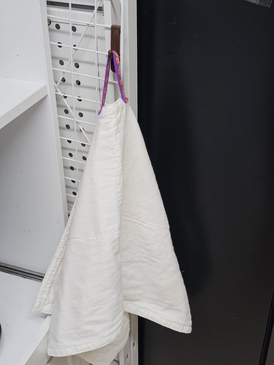 잘 안쓰는 소창수건이 있어서 핸드타올로 쓰려고 고리 달았다. 끈은 무슨 볼펜에 돌돌 말려있던건데 아까워서 펜 버릴 때 떼어둔 것. 짐도 많은데 괜히 이런것까지 모아뒀나 싶었는데 써먹어서 기분 좋당 ꉂꉂ(ᵔⰙᵔ  )(b ᵔ▽ᵔ)b