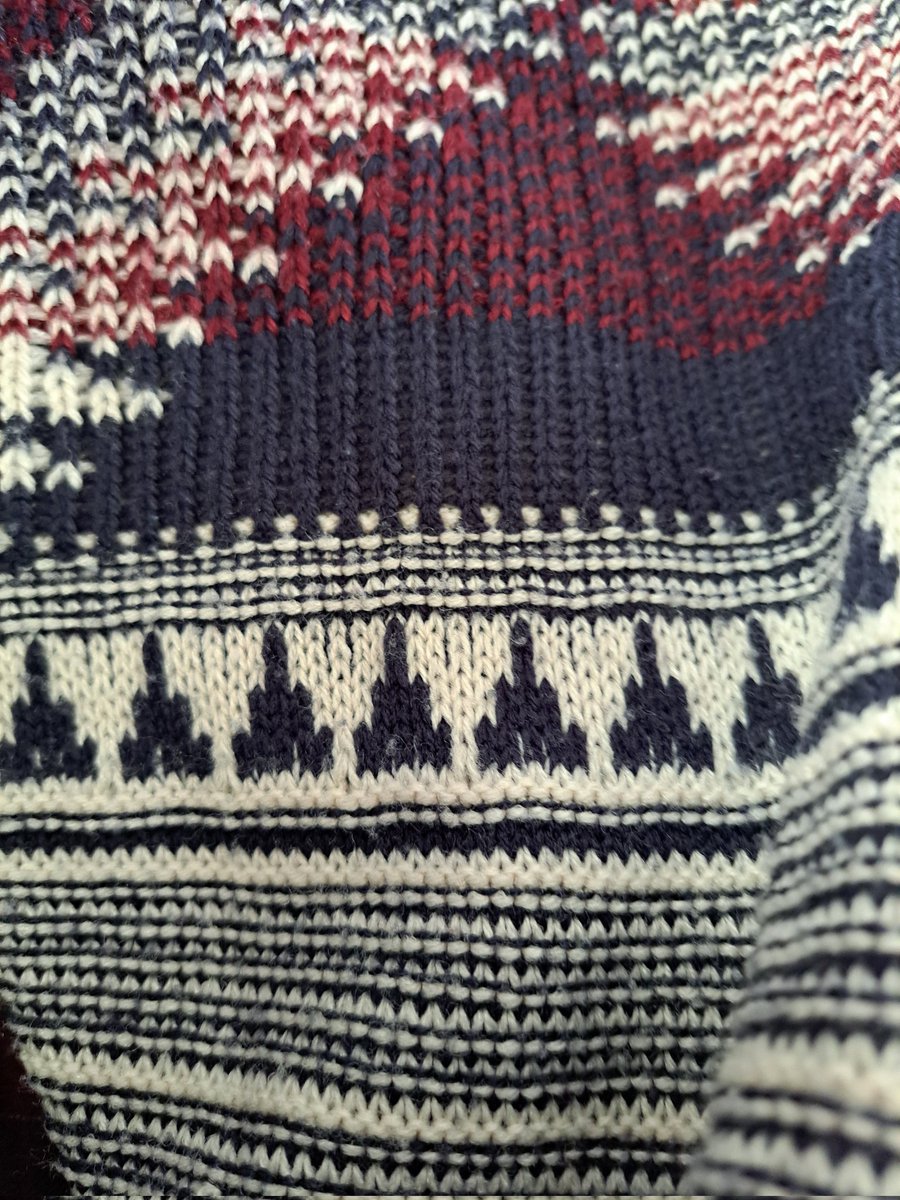 Je viens de me rendre compte que le revers de mon gilet semble faire des doigts d'honneur. Et ça veut dire que j'ai fait plein de fuck à plein de gens. Ça me réjouit