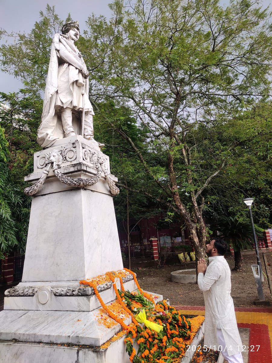 iDiptaDey's tweet photo. রাজভক্তি, আধুনিকতা ও সংস্কৃতির সমন্বয়ে যিনি গড়ে তুলেছিলেন এক নতুন কোচবিহার—
সেই প্রজাবৎসল ও দূরদর্শী শাসক মহারাজা নৃপেন্দ্র নারায়ণ ভূপবাহাদুরের ১৬৩তম জন্মজয়ন্তীতে সাগরদিঘীর পাড়ে শ্রদ্ধাঞ্জলি নিবেদন করে স্মরণ করলাম এক আদর্শ রাজপুরুষকে।

সাগরদিঘী,কোচবিহার। https://t.co/xWup26UBX2