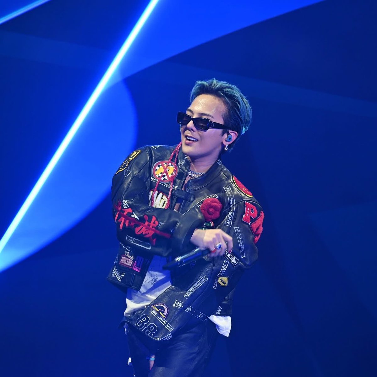 GdFashionStyle's tweet photo. 201003- @IBGDRGN at Singapore Grand Prix 2025
#pomellato #mcijewelry #chanel #peaceminusonedotcom #repossi #chromehearts
#gdragon #gd #gdfashion #gdstyle #gdragonfashion #gdragonstyle #權志龍 #지드래곤 #권지용 #übermensch #gdragon2025 #gd3rdalbum https://t.co/PSay7WHRP4