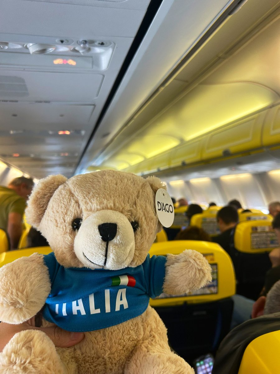 Nady99_'s tweet photo. Hola Violeta, @Ilesant95 y yo queríamos saber cómo está Contigo (es el nombre que elegimos para él).
Viajó con nosotras desde Italia y tuvo 24 horas para explorar Valencia antes de llegar a ti.
Gracias por tu arte!
Contigo está en muy buenas manos! 🤍💙 #VIOLETAVALENCIA https://t.co/1IZpc2pABD
