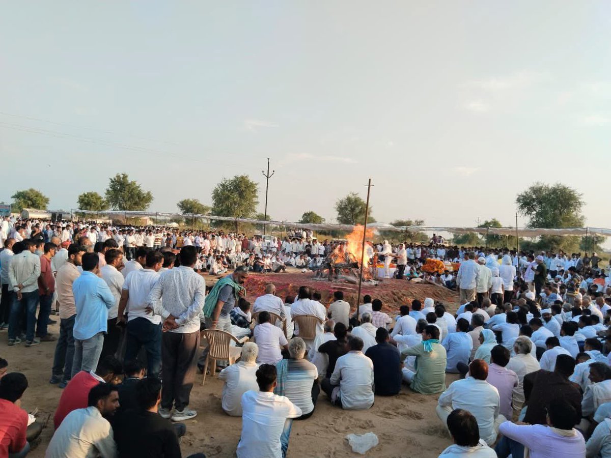 बीकानेर पहुंचकर वरिष्ठ कांग्रेस नेता, किसानों की सशक्त आवाज़ श्री रामेश्वर डूडी जी के निधन पर उनकी पार्थिव देह पर  पुष्पांजलि अर्पित कर अंतिम विदाई दी।

डूडी साहब के निधन से व्यक्तिगत रूप से मुझे एवं प्रदेश के आम किसान,मजदूर वर्ग को अपूरणीय क्षति हुई है।
#RameshwarDudi