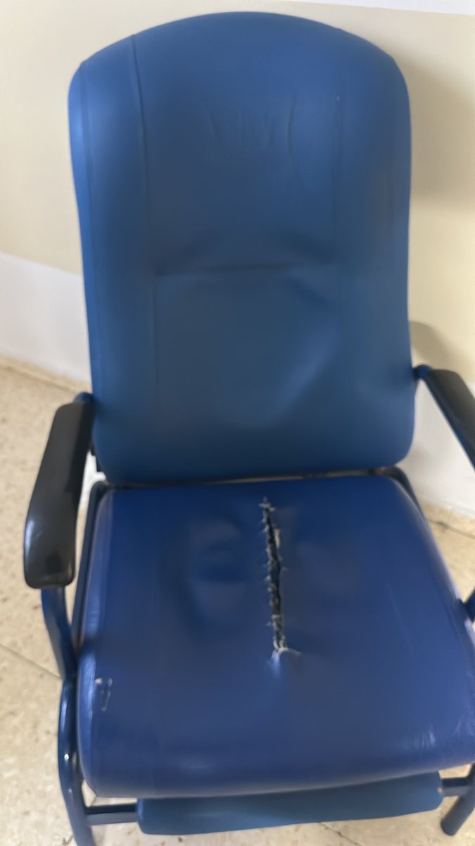 Así están las butacas de la planta de maternidad del Hospital de Valme, en Sevilla.

Seguro que Moreno Bonilla tiene una excusa tan buena para justificarlo como lo de que ocultaron sus diagnósticos dudosos a enfermas de cáncer para no generarles ansiedad.