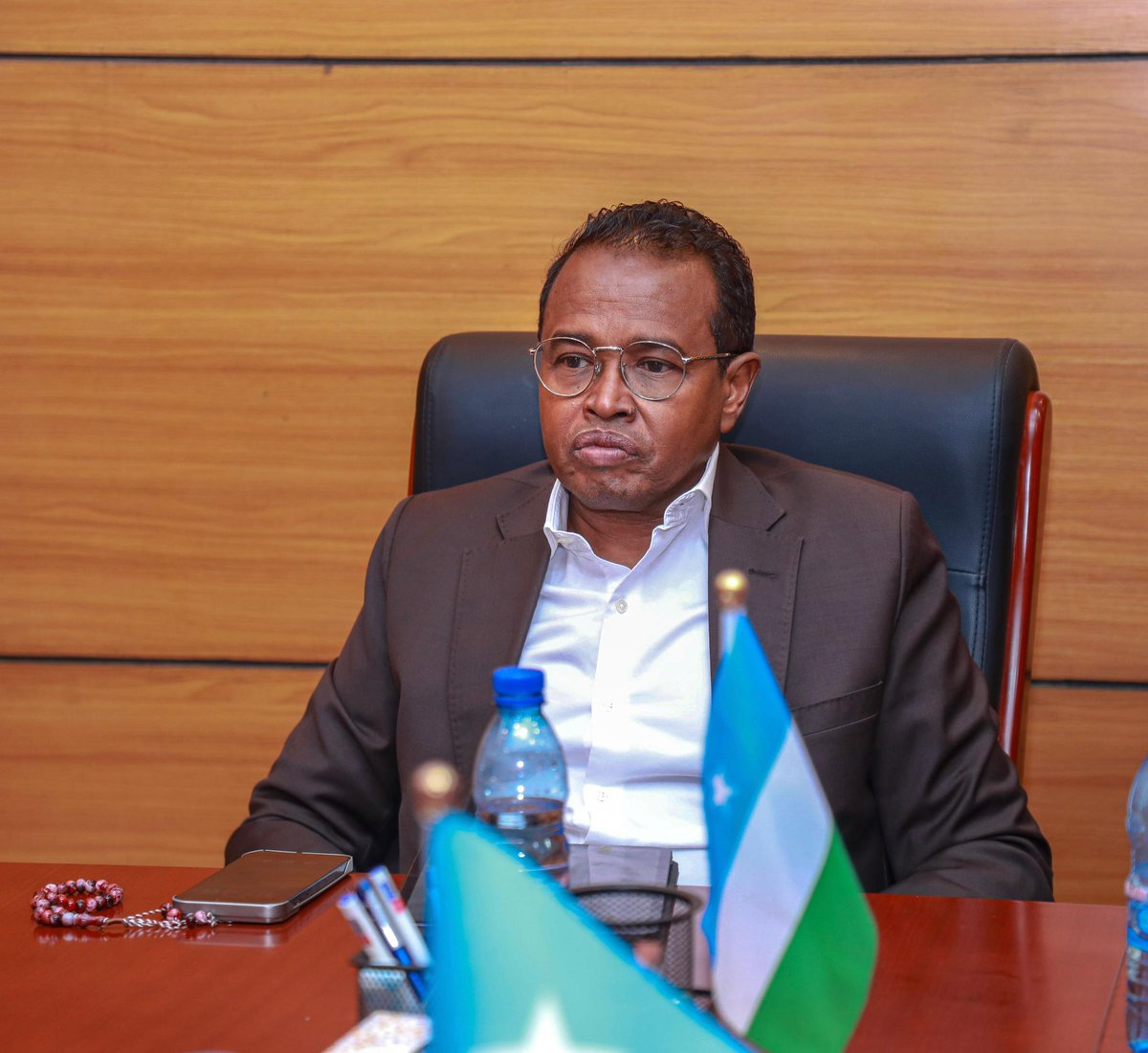 Today: The Minister <a href="/FaroleJr/">Mohamed Farole</a> participated in a high-level meeting chaired by the Speaker of the Puntland Parliament, Hon. Abdirisak Ahmed Said, focusing on land management and demarcation. 

#Puntland #Environment #LandManagement #GoodGovernance #Sustainability