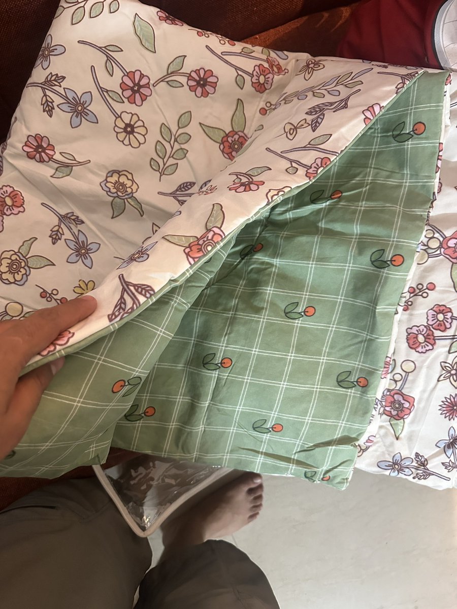 rotatingdoor's tweet photo. Really disappointed with @letsblinkit . 😡
What I ordered vs what I got colors are completely different. This is blatant misrepresentation! I paid for a pastel quilt but received a dark green
Stop misleading customers with fake product photos. I want this resolved @blinkitcares https://t.co/MZeILWZBQ8