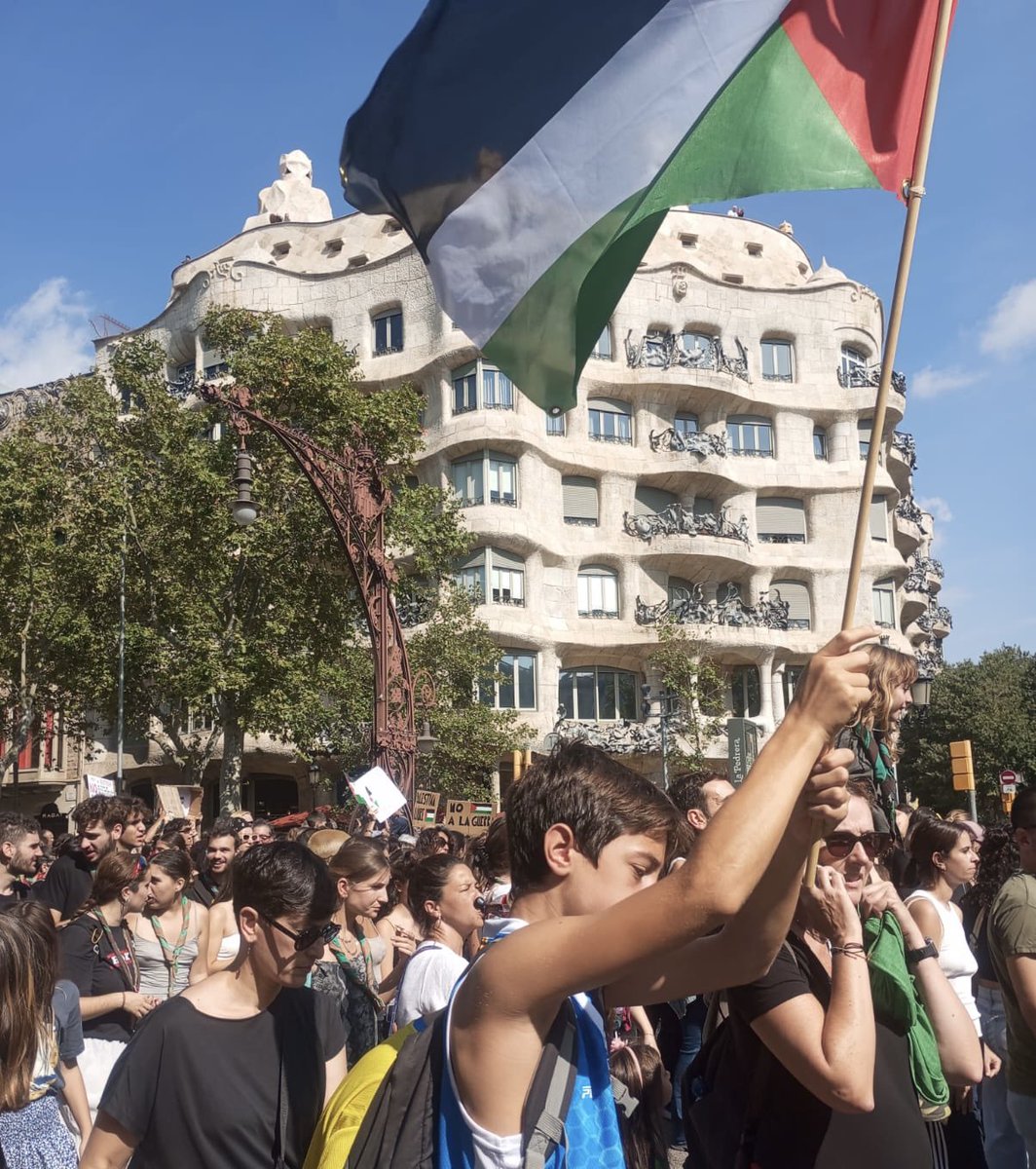 dapuccino's tweet photo. Twitter, haz tu magia ✨
Las fotografías son de mi madre: La Pedrera y la Casa Batlló vestidas con banderas y símbolos palestinos.

Arte que se vuelve resistencia,
piedra que se hace lucha
y símbolo que se hace carne. 🇵🇸✊🏽

#Palestina #Barcelona #FreePalestine
#Spain https://t.co/J4CNnYd9Kb