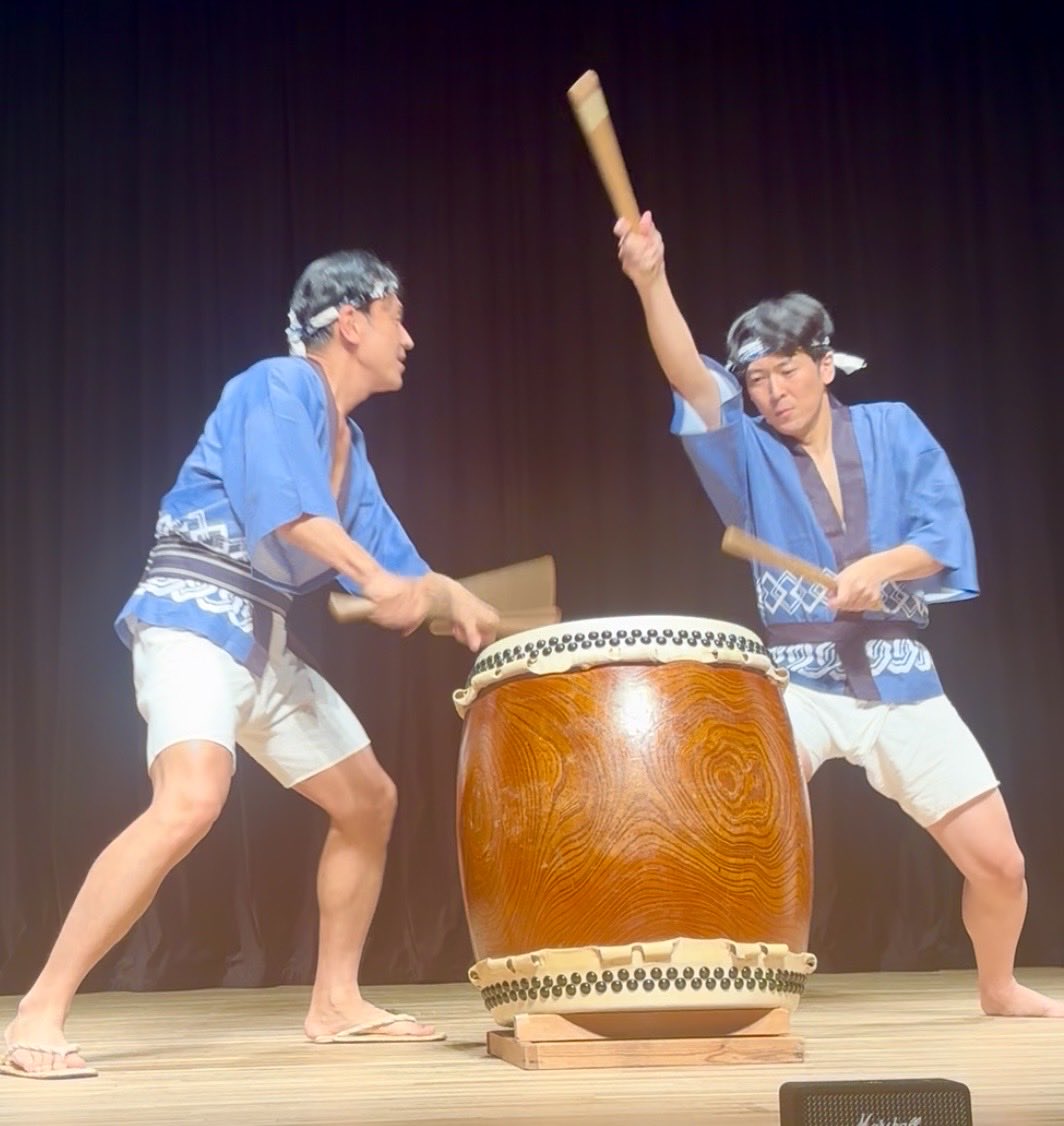 910OKote's tweet photo. ゲンタケ『春夏秋冬』
ゲラゲラ笑えてシンミリできて、時にハラハラできる最高のエンタメでした！
しかも和太鼓生演奏つき
贅沢だな
好きな話は春のパーク祭りでした

11月の能登半島ツアー、千葉から能登に念を飛ばします🔥

能登半島ポーズ👍久しぶりにやれて嬉し https://t.co/zZEGfG3LZD