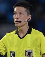 ひどいよこいつら
公平に捌けないならやめた方がいい
他に職なんてたくさんあるんだから
君たちは単なる1試合かもしれないけど選手サポーターは大事な1試合なんだよ
適当な気持ちで仕事して欲しくない