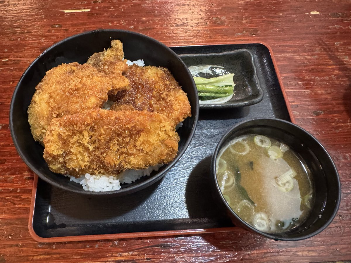 kimi_dra_'s tweet photo. ずっと昔から食べたくて気になってた新潟の「タレかつ丼」をとうとう食べることが出来ました。
あいにくの天気でしたが、無事に走り切れて良かった(安心)

#越後湯沢
#タレかつ丼 
#ducati 
#ディアベルV4 https://t.co/NWl04yk3ha