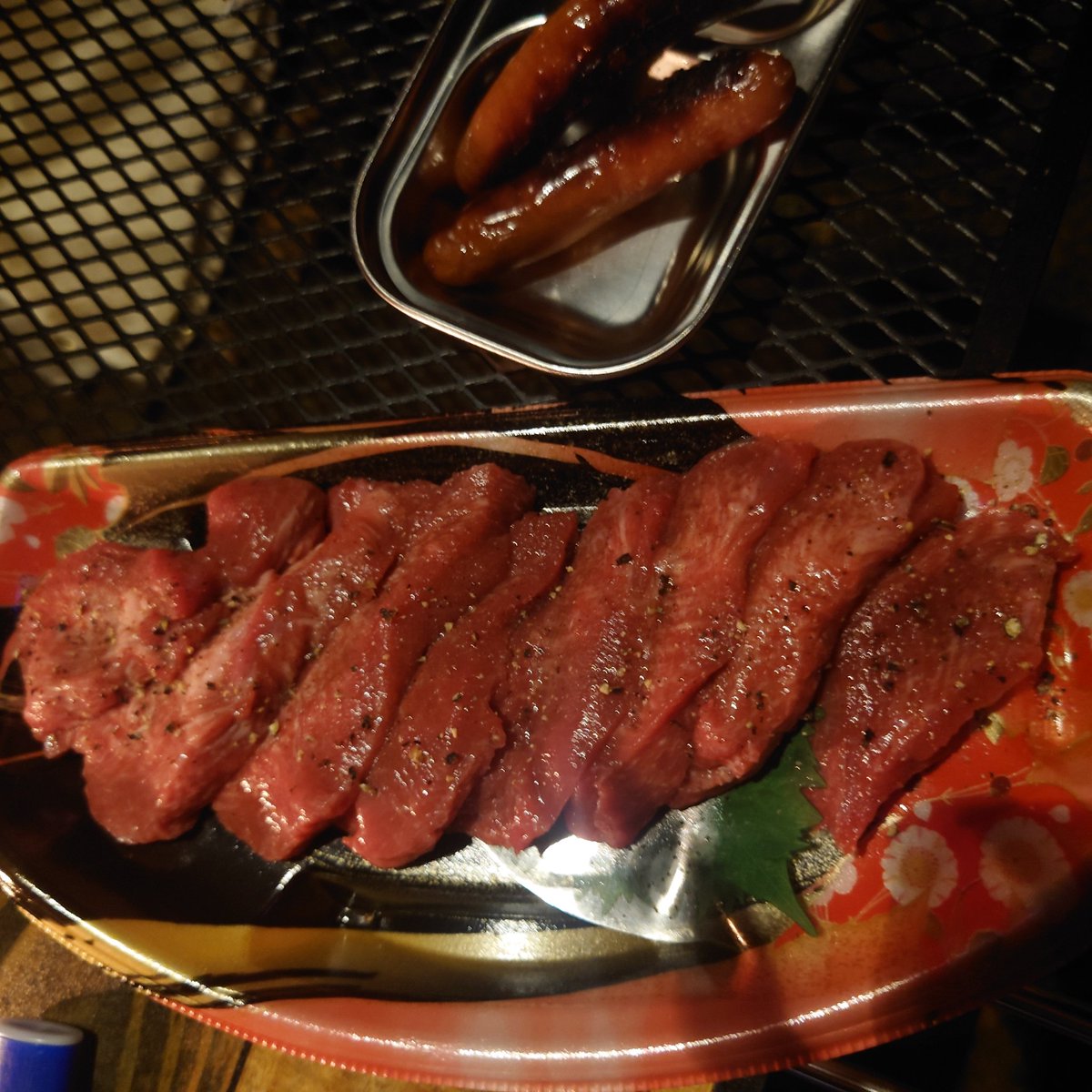 48tomosan's tweet photo. 海辺で雨ソロキャンプにきました！
食欲の秋全開！！ https://t.co/aey4NzE6q6