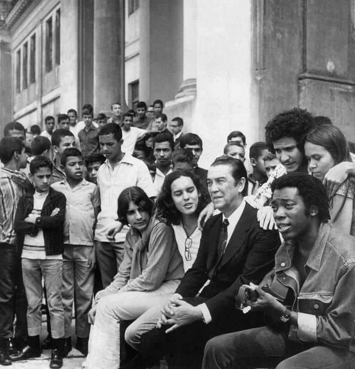 MomentsofBrazi1's tweet image. Presidente Juscelino Kubitschek ouvindo Milton Nascimento tocar em uma praça (1971)
