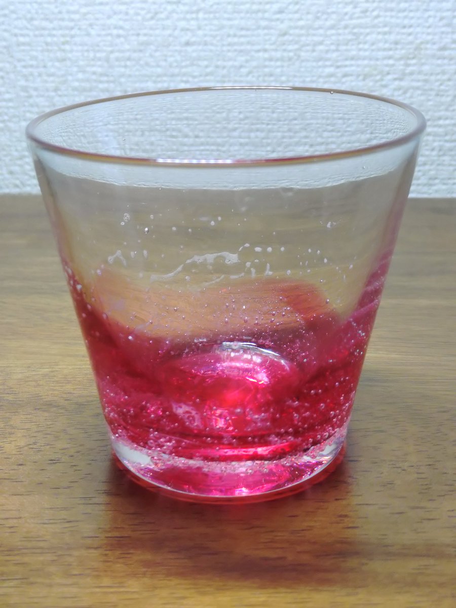 KNekodoku's tweet photo. くすまものアルテアの瞳の色のグラスで飲む、シュプリ…ではなく、オーガニックシードルを飲むひと時が幸せ✨️ https://t.co/62RmP9HlXH