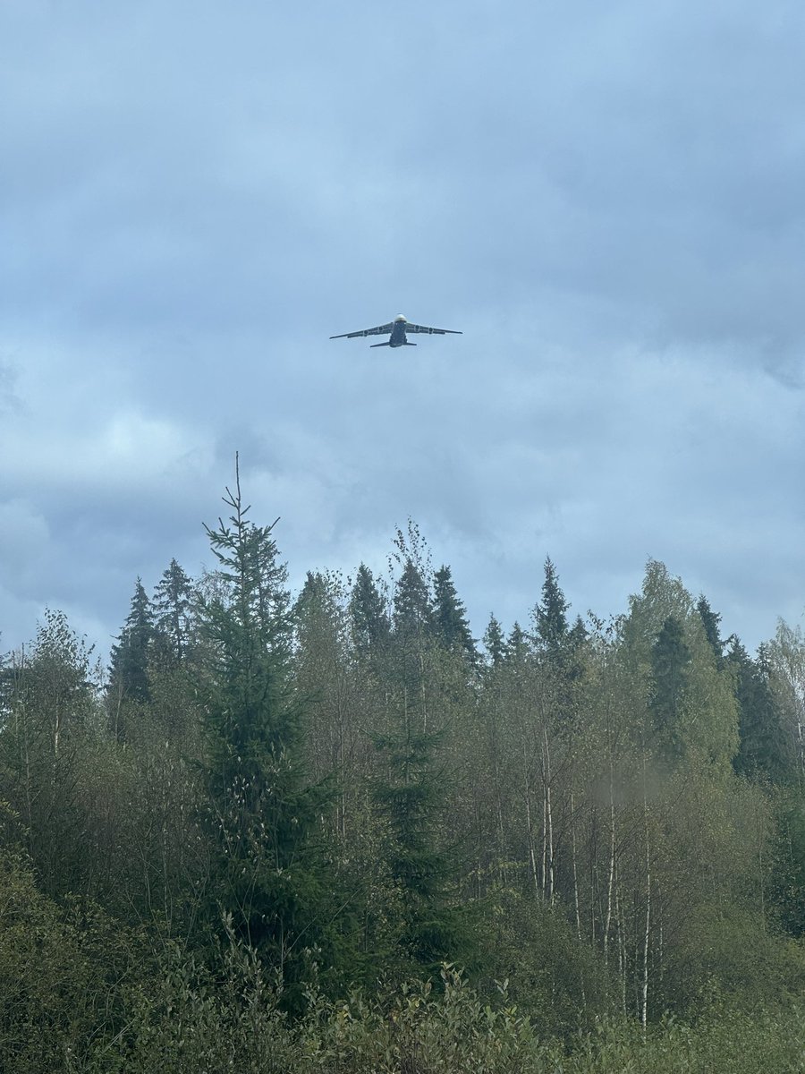 TuulaMalin's tweet photo. Neuvostoliiton käyttämä rahtikone
Antonov AN-124 seikkaili Suomen ilmatilassa iltapäivällä. Jäi puolukat poimimatta, kun 70 metriä pitkä ja yli 70 metriä leveä Antonov lipui varjoksi mättään ylle. Eikä ollut ensimmäinen kerta tätä sorttia. Naton operoima rahtilento tällä erää. https://t.co/f4cMC9igPS