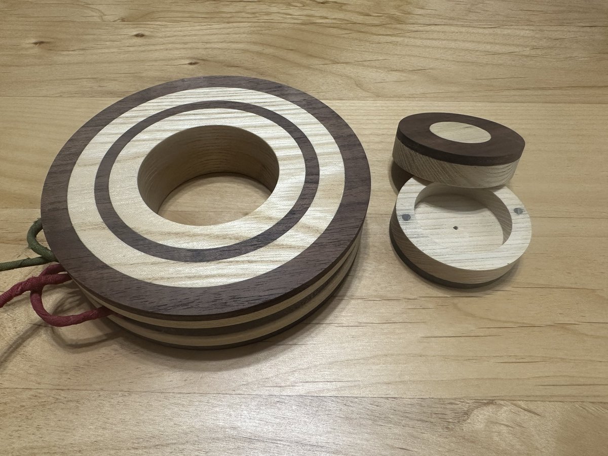 hal6318's tweet photo. 友達が弦巻を作ってくれた
マグネット式の小物入れを真ん中に置くと霞的になる素敵仕様
木で出来ているから木目の雰囲気も良いし最高だね https://t.co/eiGtzTAub7