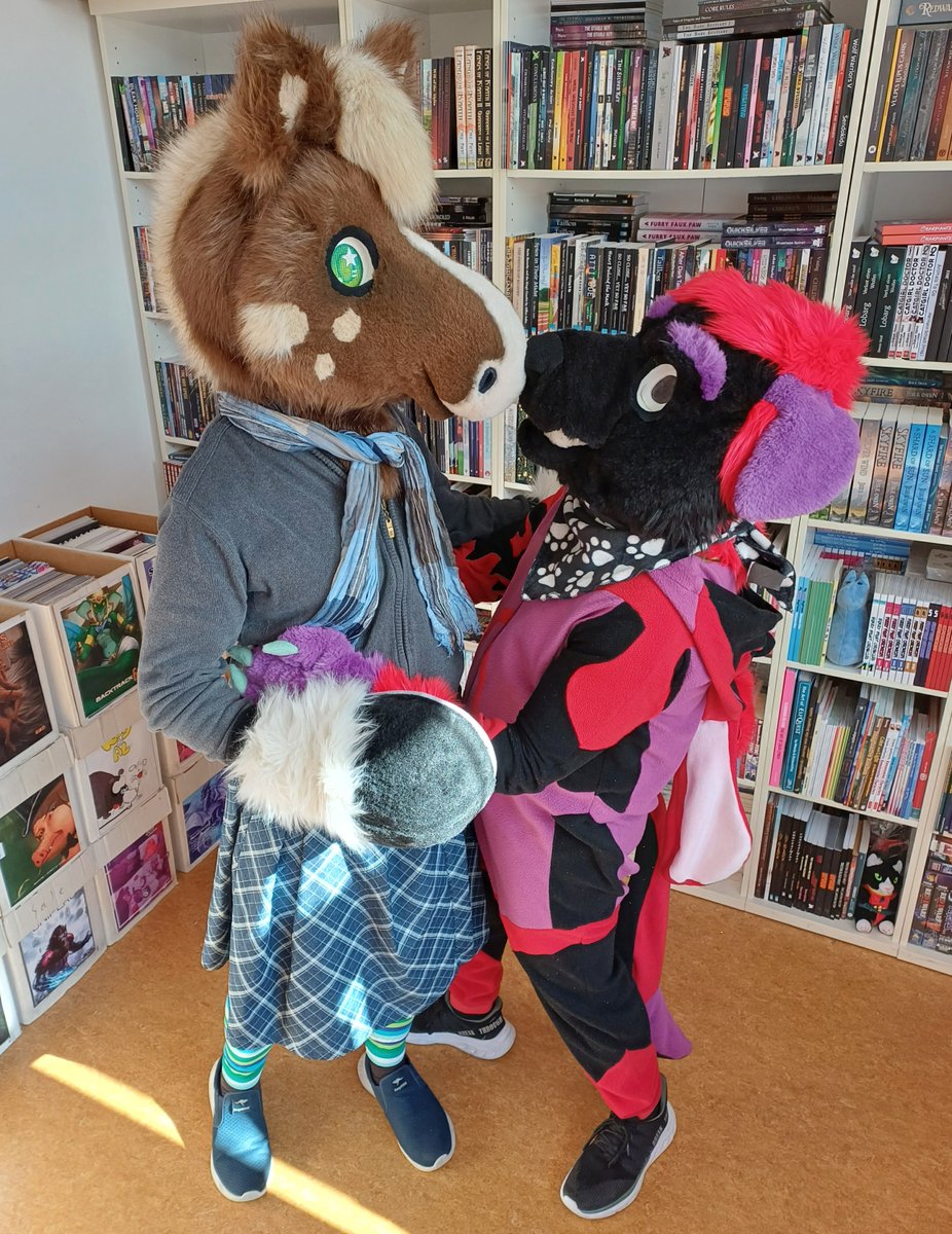Books and Kisses with Oliv (worn by <a href="/Fiete_Langohr/">Fiete Langohr</a>) and <a href="/BeusaBuggy/">Beusa Buggy</a>!❤️

Want a photo like this too? Than visit us at our office for the last #FusselSamstag of the year in two weeks. In suit.😉