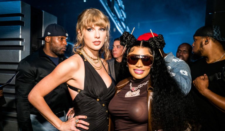 MinajAccess's tweet image. Em uma série de tweets, Nicki Minaj comentou sobre o “The Life of a Showgirl”, novo álbum de Taylor Swift, e essas foram as suas músicas favoritas:

- Wood
- CANCELLED! 
- Actually Romantic
- The Life of a Showgirl (feat. Sabrina Carpenter)