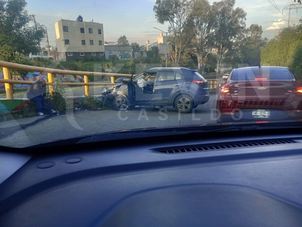 casildo_kevin's tweet photo. ¡Aparatoso #accidente! 🚨
Un vehículo chocó contra la valla de contención de la incorporación a la #recta a #Cholula, a la altura de la 59 sur.
Tómelo en cuenta si viaja desde el bulevar Esteban de #Antuñano.
Lo vio con #KevinCasildo
#Puebla #InformeVial https://t.co/JfzYcmtVDV