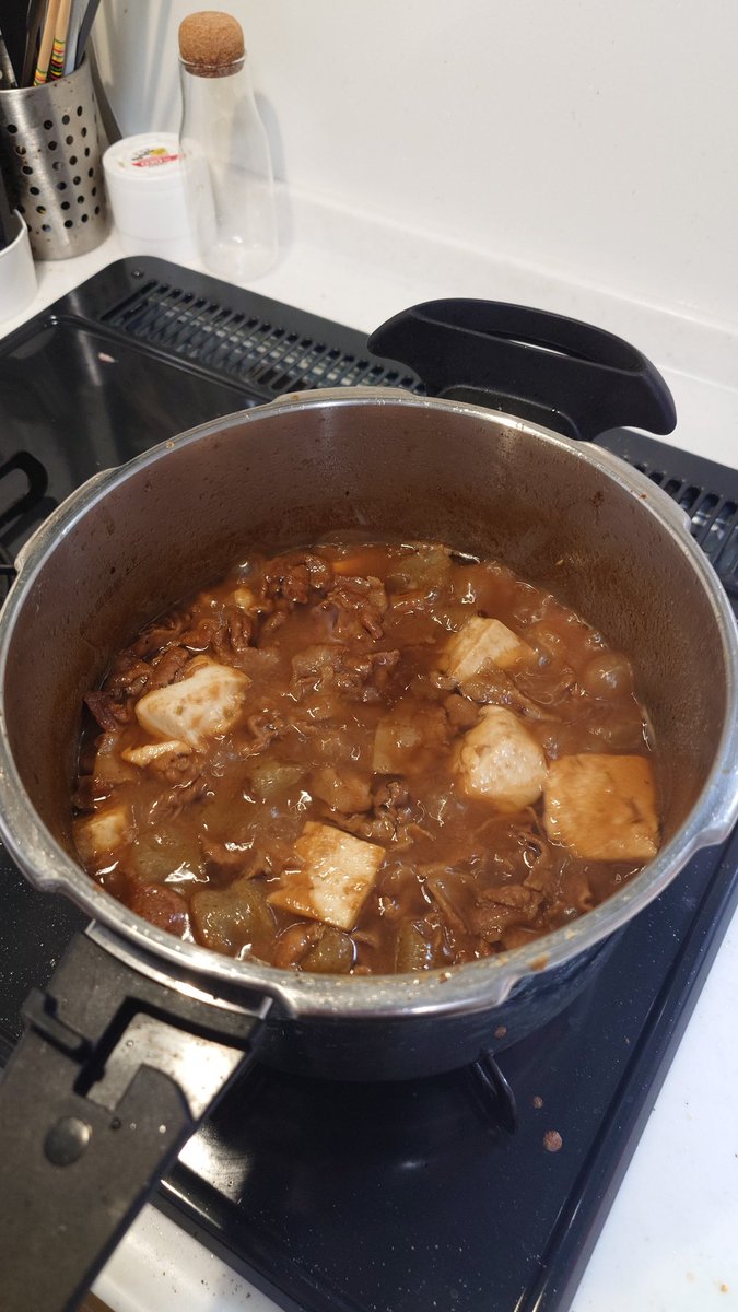 明日、大会に出るので家族の飯作り

1時間ほど煮込みながら娘の監視
味噌煮込みってやったことなかったけど、美味い…（味見）

豚（1.3kg）味噌煮込みでござんす