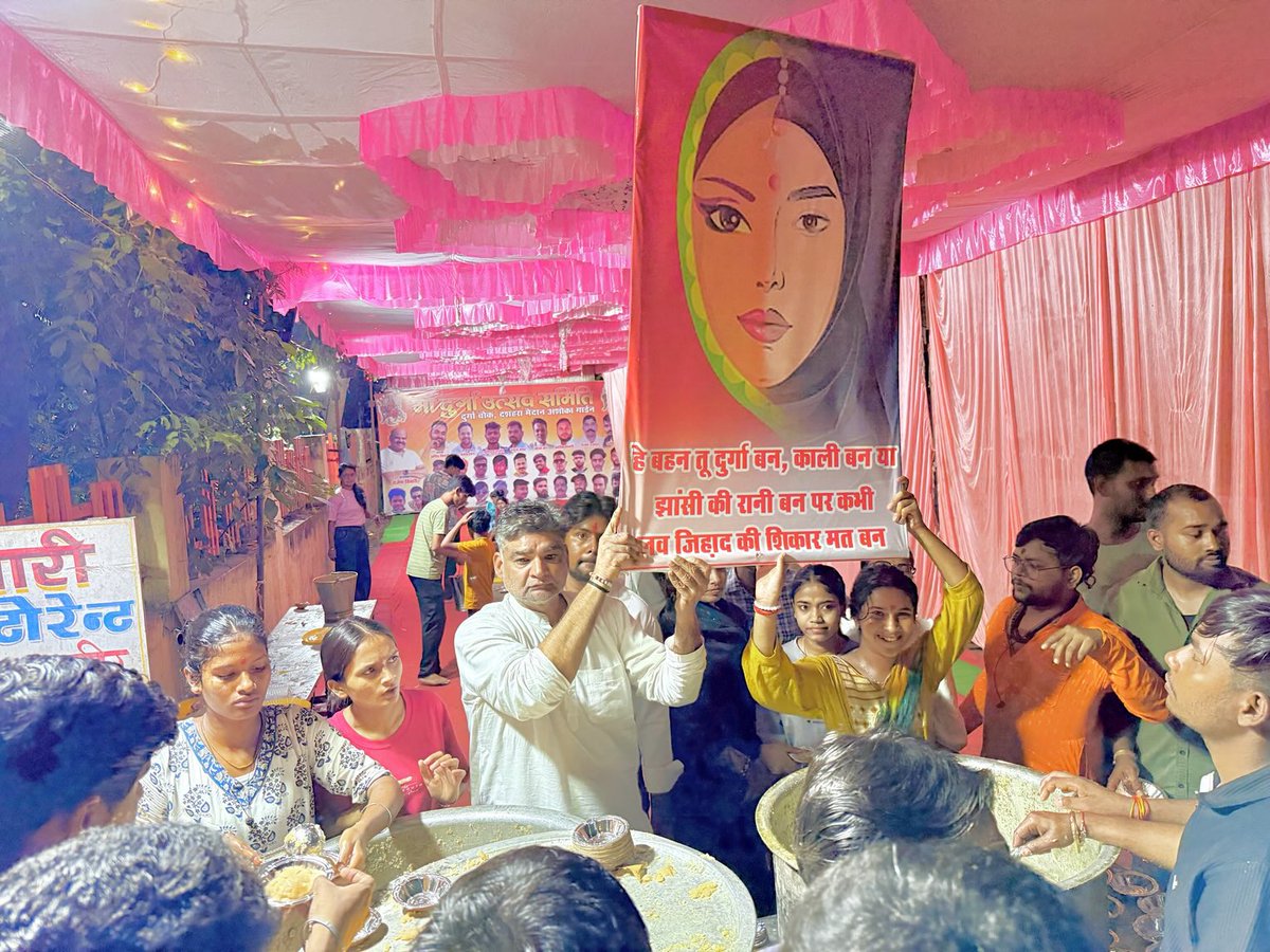 ये तो कांग्रेस का हाल है…
मध्य्प्रदेश भोपाल के कांग्रेस नेता मनोज शुक्ला को देखिए, BJP-RSS के प्रोपगंडा को प्रमोट कर रहे हैं। इन्होंने भोपाल की नरेला विधानसभा से चुनाव लड़ा था।मनोज शुक्ला को 2023 चुनाव में कुल 99,983 वोट मिला था। जिसमें करीब 70 हज़ार मुसलमानों के वोट थे। MP के