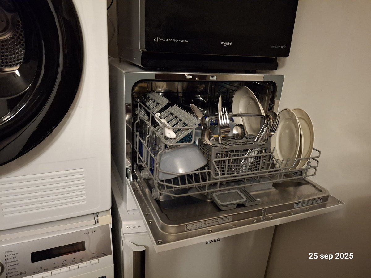 Sinds een week of 2 een vaatwassertje. Zo blij als een kind! Gasfornuis met oven vervangen door 2 losse kookplaten, waardoor ik 1 vriezer kon verplaatsen, en daarmee kreeg ik ruimte voor dit kleine geluk ❤️