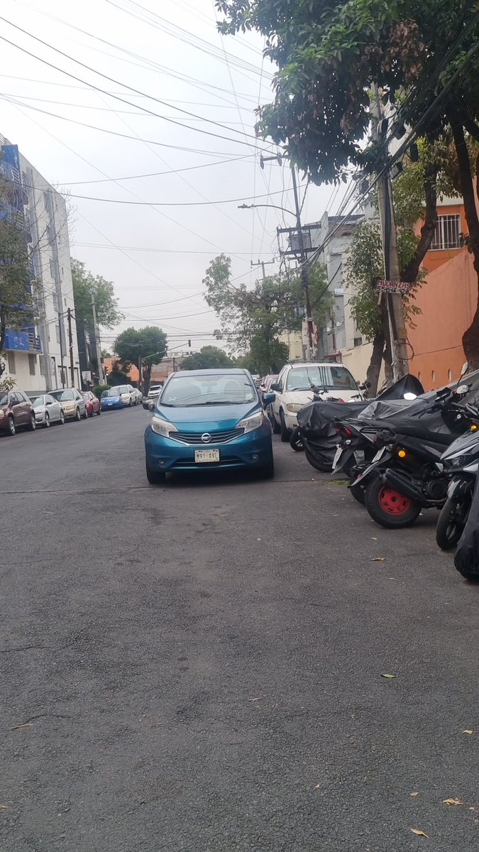 chiomonay's tweet photo. @OVIALCDMX @SSC_CDMX #tránsito Solicitamos retiro con grua de vehículos en 2a fila. No que vengan por su moche. Aluminio 166 col. Popular Rastro cp 15220 fila de 4 o mas vehículos https://t.co/k9rdljlT9n