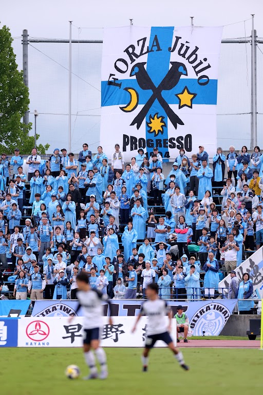 ＃ジュビロ磐田 は１０月４日、アウェーの ＃ヴァンフォーレ甲府 戦で１－０勝利。初陣となった #安間貴義監督 は「磐田のファン・サポーターが甲府に３０００人来てくれたのは、昇格を諦めていない意思表示だと思う」と残り６試合の共闘を呼びかけました。