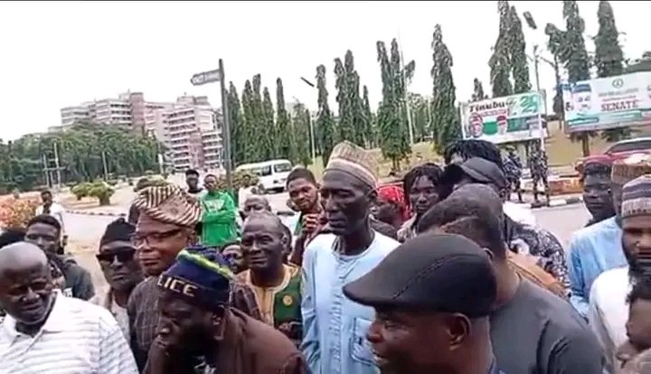 whatsappblog9ja's tweet image. “We were the ones escorting politicians after they stole public funds, even helping them hide the money in their villages. Yet, when it comes to paying us our entitlements, it becomes a problem.” — Retired DSP expresses his regret during his time of service
Source - #gistlover