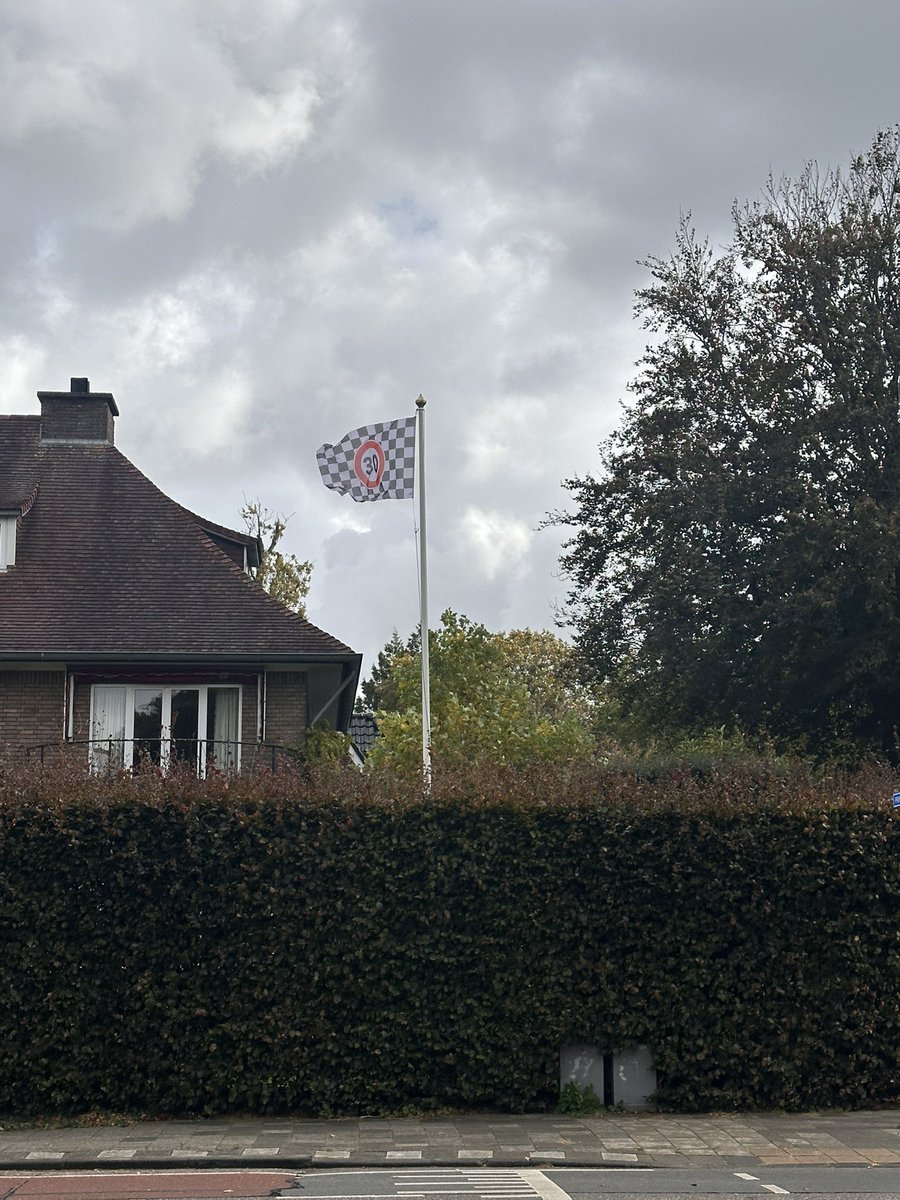 jagerslaan's tweet photo. Wij steunen de oproep voor 39km/u op de Prinsenweg, en zien dit graag door heel @Gem_Wassenaar door gevoerd worden. Ludieke actie https://t.co/aUpFSlvnBK