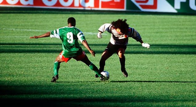 YepesDavid's tweet photo. Por qué insisten con Kevin Mier en el arco de la Selección; cada vez que sale su nombre en una convocatoria de Colombia, se me viene a la mente esta imagen de Italia 90. Mier es un riesgo latente para cualquier aspiración de la Tricolor en un partido o campeonato oficial. https://t.co/ifQZgtbOas