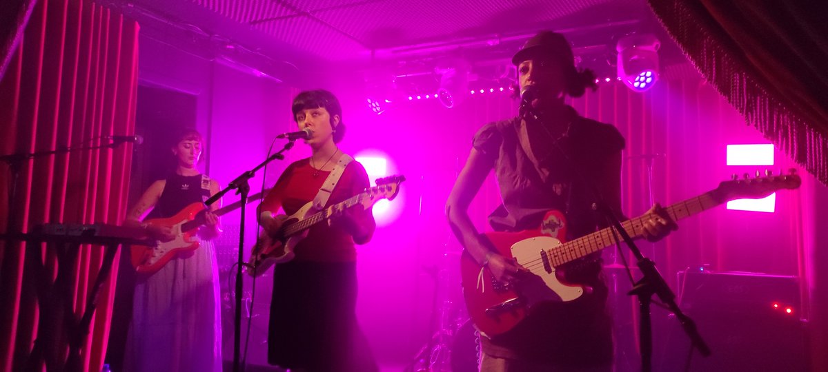 1000GigGuy's tweet image. My Day2 at @IrlMusicWeek(HWCH)25!
Saw another 7 acts
My top 3 faves!
-#THEATRE I&apos;ve said it before,these are the ones to watch out for! Sound amazing &amp;amp; top live!
-#DeliveryService Excellent 90s female-fronted inspired alt-rock
-#BLÁNID @iamblanid A perfect indie-folk performance!