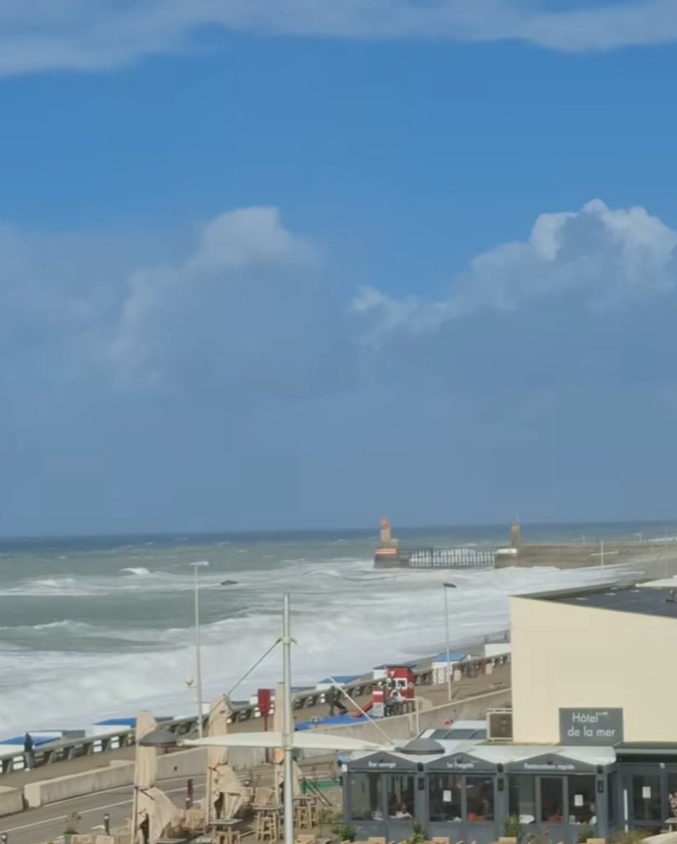 laurent27100's tweet image. Fécamp, le vent souffle très fort aujourd'hui samedi. #Balade #weekend #tempête #Amy