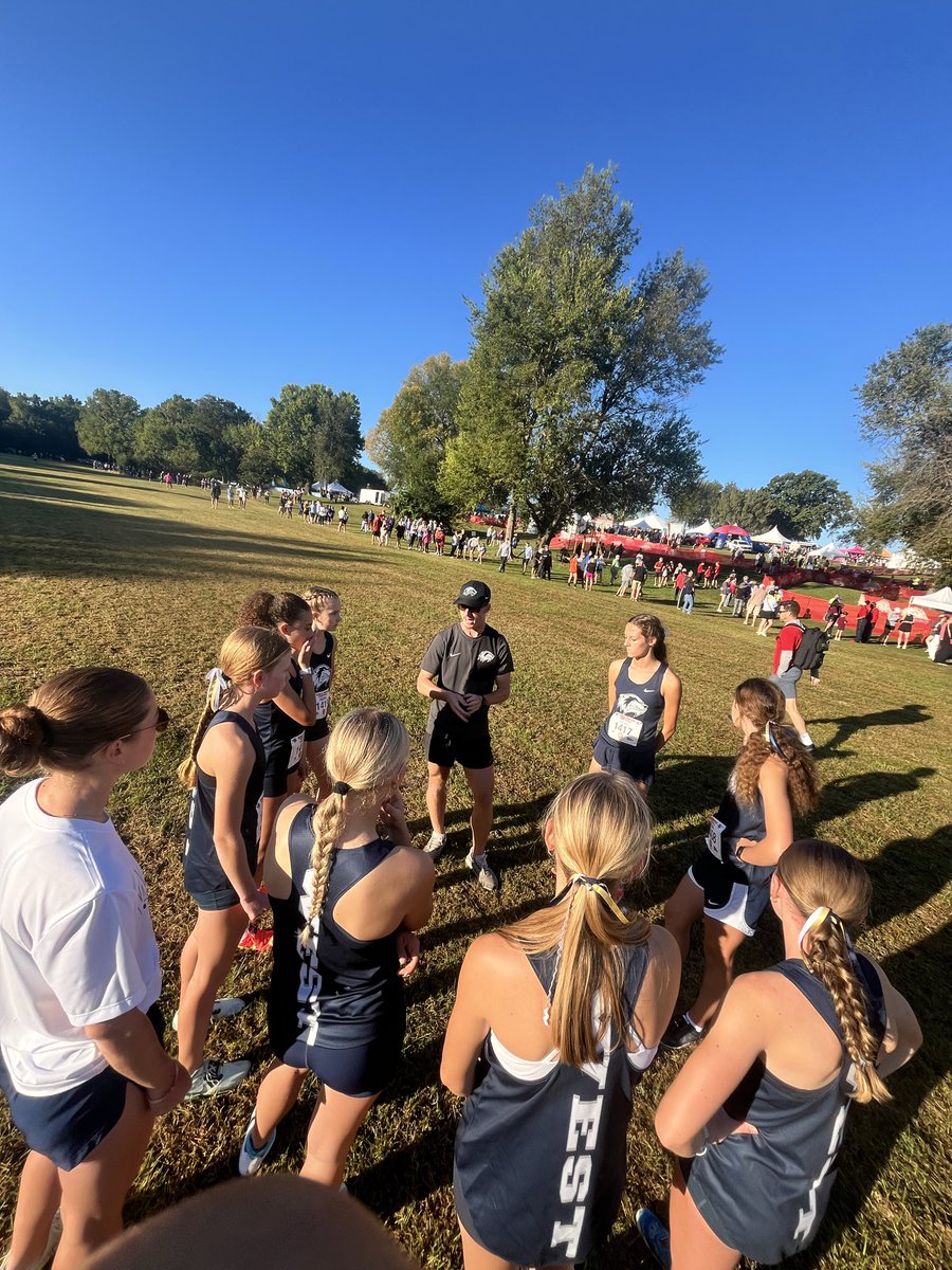 Wolverine_Track's tweet image. Varsity Girls kicking off Chile Pepper this morning!!!!