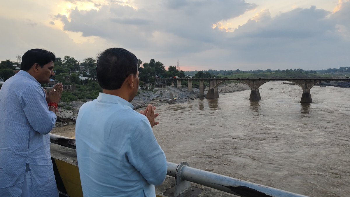 DevendraSinghMP's tweet image. आज गोटेगाँव, नरसिंहपुर से लौटते समय पुण्य सलिला माँ नर्मदा जी के दर्शन कर नमन करने का सौभाग्य प्राप्त हुआ।

माँ नर्मदा का आशीर्वाद हम सभी पर सदैव बना रहे। 🙏🌊

नर्मदे हर 🌸

#BJP4Bhind #DevendraNarwariya