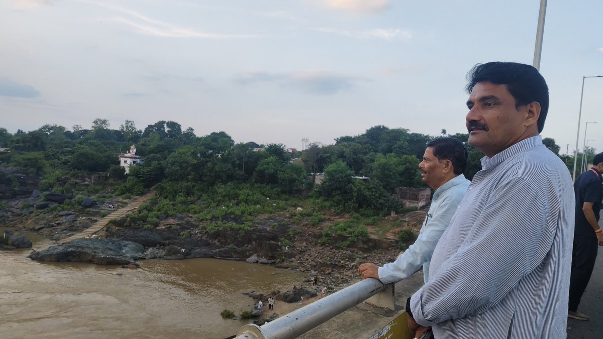 DevendraSinghMP's tweet image. आज गोटेगाँव, नरसिंहपुर से लौटते समय पुण्य सलिला माँ नर्मदा जी के दर्शन कर नमन करने का सौभाग्य प्राप्त हुआ।

माँ नर्मदा का आशीर्वाद हम सभी पर सदैव बना रहे। 🙏🌊

नर्मदे हर 🌸

#BJP4Bhind #DevendraNarwariya