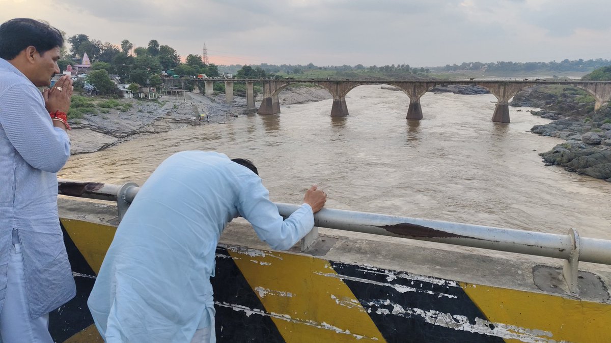 DevendraSinghMP's tweet image. आज गोटेगाँव, नरसिंहपुर से लौटते समय पुण्य सलिला माँ नर्मदा जी के दर्शन कर नमन करने का सौभाग्य प्राप्त हुआ।

माँ नर्मदा का आशीर्वाद हम सभी पर सदैव बना रहे। 🙏🌊

नर्मदे हर 🌸

#BJP4Bhind #DevendraNarwariya